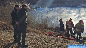 ćwiczenia na zamarzniętym zbiorniku wodnym