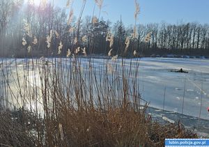 widok na zamarznięty zbiornik wody