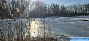 widok na zamarznięty zbiornik wody