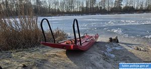 stojące na brzegu puste nosze służące do wyciągania ludzi z wody