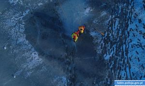 Dwie osoby wpadły do przerębli. Jedna z nich nieprzytomna…Ratowanie osób, które wpadły pod lód