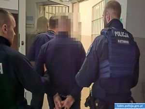 Policjanci zatrzymali sprawcę napadu na kierowcę i odzyskali skradziony samochód