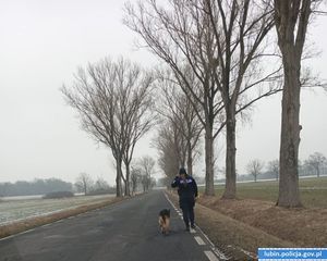 Policjantka z psem na drodze