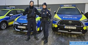 Dzięki reakcji świadka i szybkiej interwencji policjantów uratowano życie wychłodzonego mężczyzny