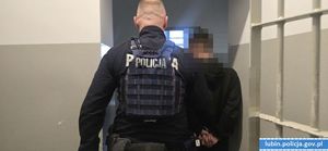 Policjant prowadzi zatrzymanego