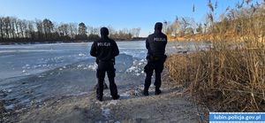 Policjanci podczas patrolu przy stawie