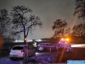 Wpadł w poślizg i zderzył się czołowo z innym pojazdem. Warunki na drogach są trudne. Apelujemy o ostrożną jazdę!!!