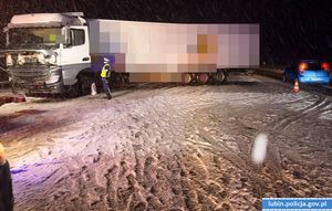 Policjant przy ciężarówce na drodze S3