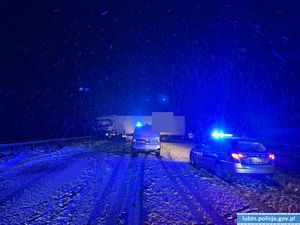 Radiowozy i ciężarówka na miejscu zdarzenia