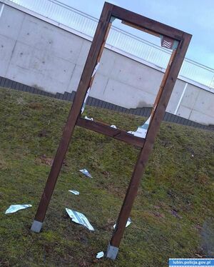 Szli przez miasto i niszczyli wszystko, co napotkali na swojej drodze. Zostali ustaleni przez policjantów i wkrótce odpowiedzą przed sądem