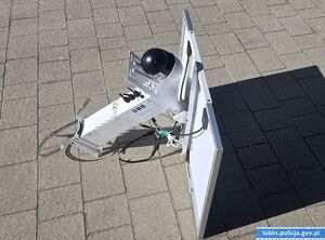 panel z obciętymi przewodami