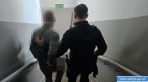 Policjant prowadzi zatrzymanego