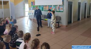 Policjantka z dziećmi