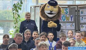 Policjantka z Komisarzem Lwem i z uczniami