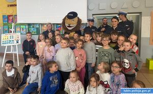 Zdjęcie grupowe dzieci z policjantami