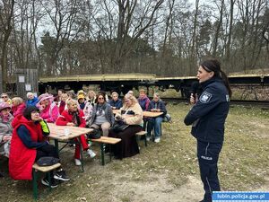 Policjantka na spotkaniu z seniorami w parku