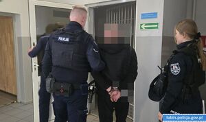 Trzech pijanych nastolatków wybiło szybę w aucie. Chwilę później byli w rękach policjantów