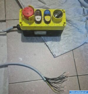 Uszkodzone kable od windy