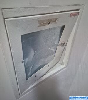 Kryminalni zatrzymali trzech 13-latków, podejrzanych o uszkodzenie wind w bloku