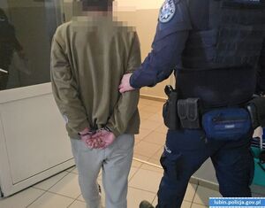 Zaatakował nożem mężczyznę, bo spał na jego materacu. Nożownik trafił w ręce policjantów i został już tymczasowo aresztowany, a wszystko dzięki godnej naśladowania postawie nastolatków