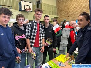 Policjanci na targach pracy