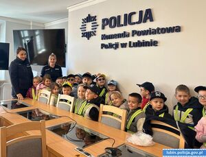 Dzieci na sali odpraw ubrane w szelki odblaskowe