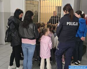 Dzieci przed pomieszczeniem dla osób zatrzymanych
