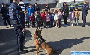 Spotkanie przedszkolaków z przewodnikiem psa
