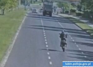 Motocyklista jedzie na jednym kole