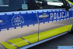 Bok radiowozu z napisem Policja
