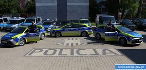 Policjanci przy radiowozie