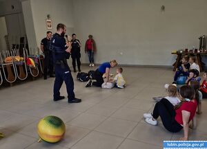 policjant pokazujący pierwszą pomoc na fantomie