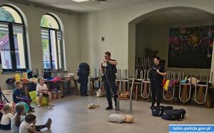 policjant pokazujący pierwszą pomoc na fantomie
