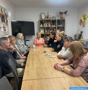 policjantki podczas spotkania z seniorami