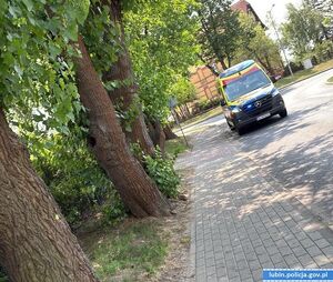widok na jadąca karetkę ulicą