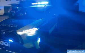 Policjant ruchu drogowego przy radiowozie