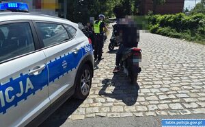 Policjanci prowadzą kontrolę drogową motocyklistów