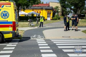 Policjantki na miejscu zdarzenia potrącenie rowerzysty