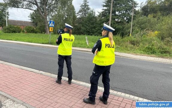 Policjantki przed szkołą mierzą prędkość kierujących pojazdami