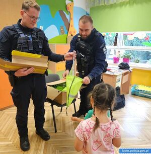 Policjanci rozdają odblaski