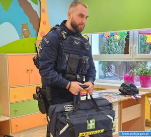 Policjant w klasie na prelekcji