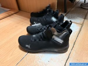 Zabezpieczone przez policjantów buty pochodzące z kradzieży