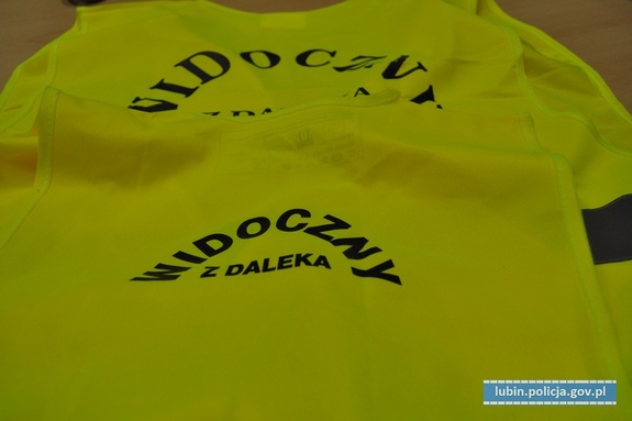 Dwie kamizelki odblaskowe z napisem o treści "Widoczny z daleka"
