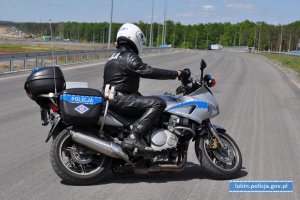 Policjant ruchu drogowego jedzie na motocyklu