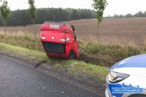 Samochód przewrócony na dach, leży w rowie