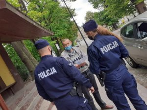 Policjanci rozmawiają ze starszym mężczyzną