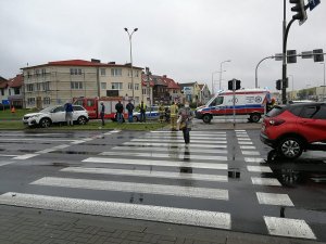 USZKODZONA SYGNALIZACJA ŚWIETLNA NA SKRZYŻOWANIU ULIC JANA PAWŁA II I HUTNICZEJ. POLICJANCI APELUJĄ O SZCZEGÓLNĄ OSTROŻNOŚĆ W TYM MIEJSCU.