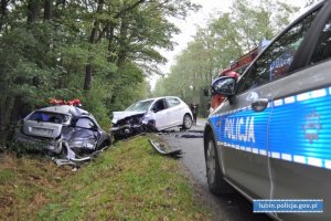 Widoczny na zdjęciu bok radiowozu i dwa pojazdy marki Toyota i Peugeot, które brały udział w zdarzeniu drogowym