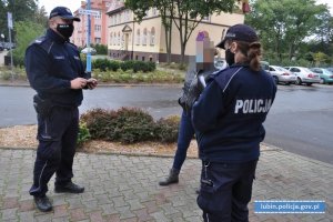 Powiat lubiński objęty został „czerwoną strefą”. Policjanci przypominają o nowych zasadach bezpieczeństwa.