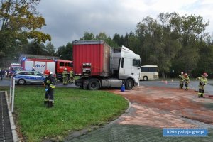 Zderzenie dwóch pojazdów - autobusu i samochodu ciężarowego. Strażacy sypią sorbent  na jeznię